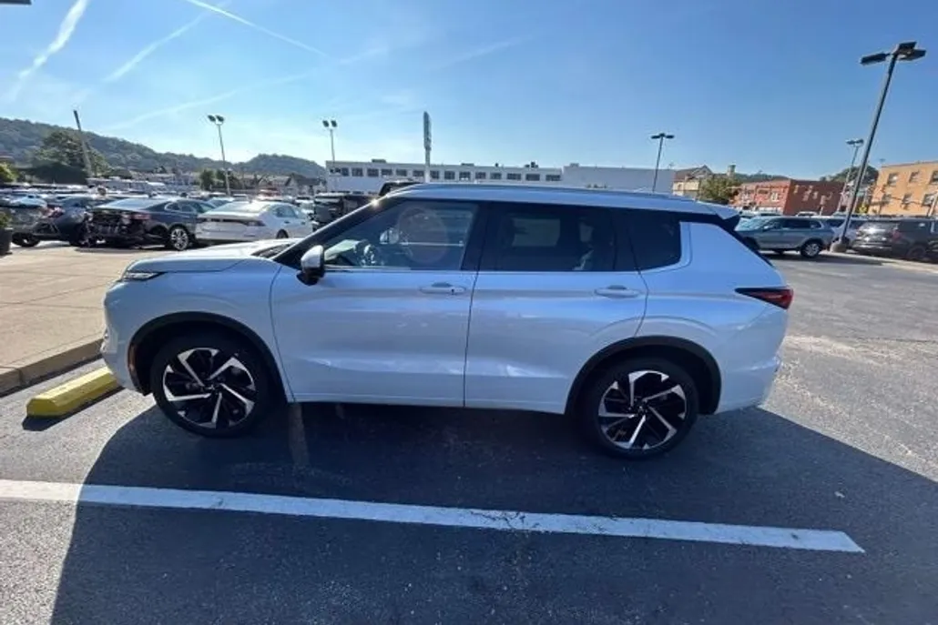 2022 Mitsubishi Outlander SEL photo 1