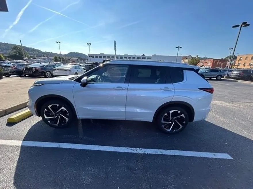 2022 Mitsubishi Outlander SEL photo 1