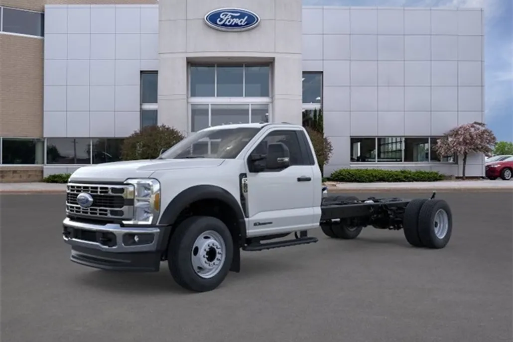 2025 Ford F-600 photo 1