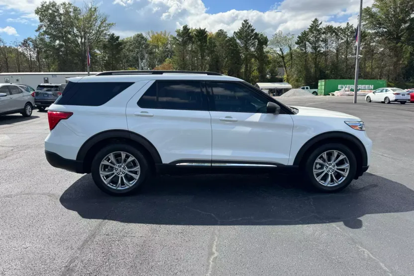 2020 Ford Explorer XLT photo 1