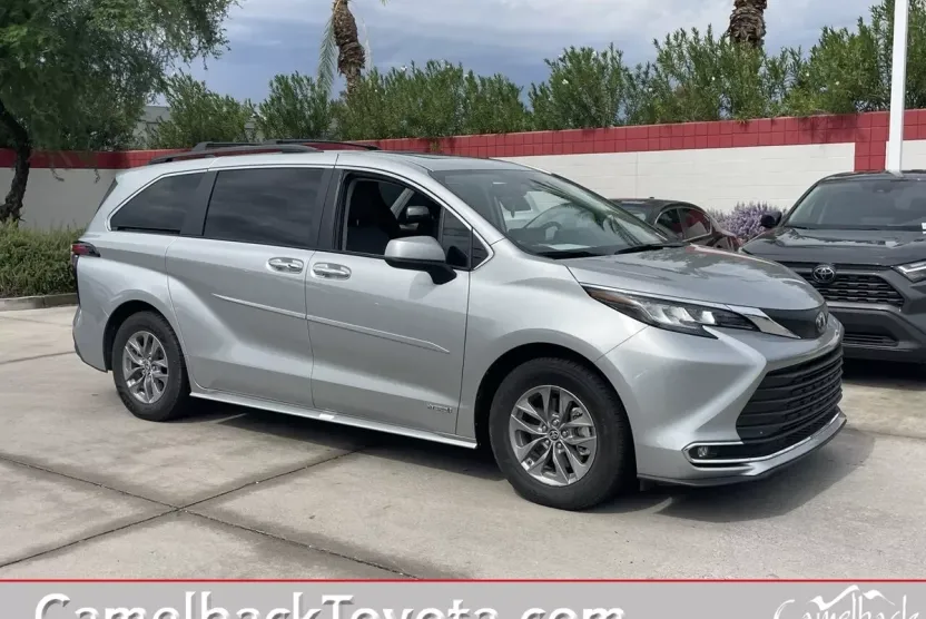2021 Toyota Sienna XLE photo 1