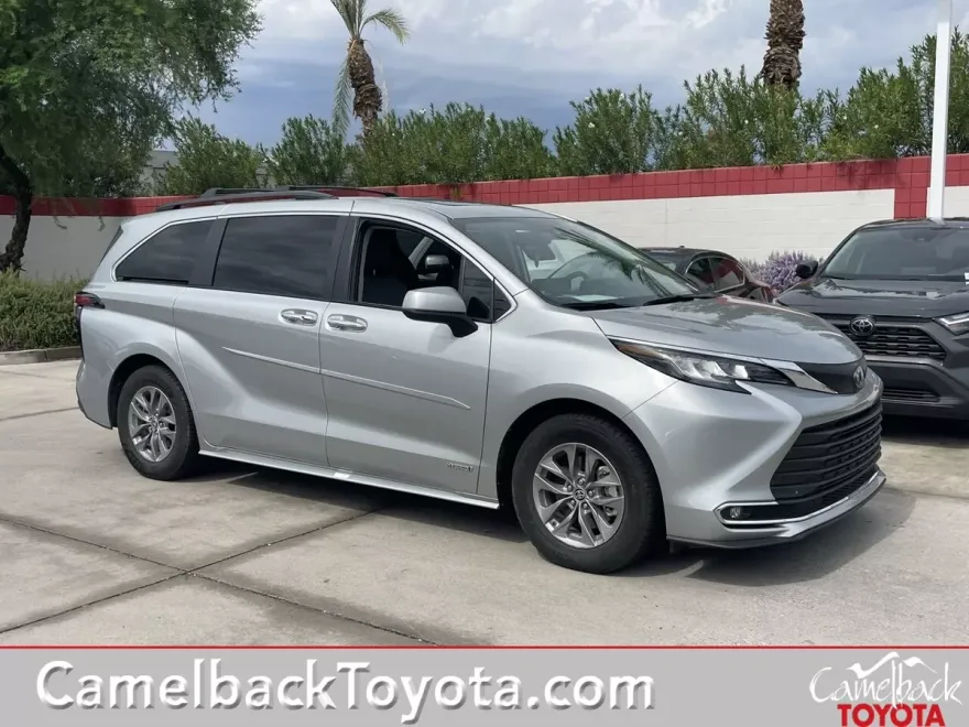 2021 Toyota Sienna XLE photo 1