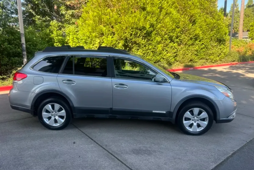 2010 Subaru Outback 2.5i photo 1