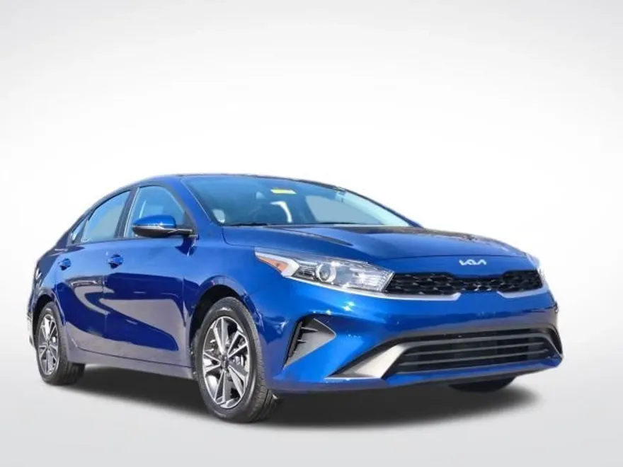 2023 Kia Forte LXS photo 1