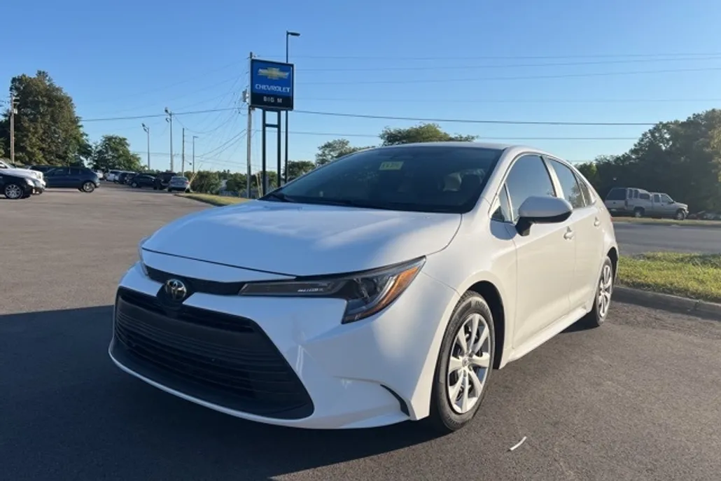 2023 Toyota Corolla LE photo 1