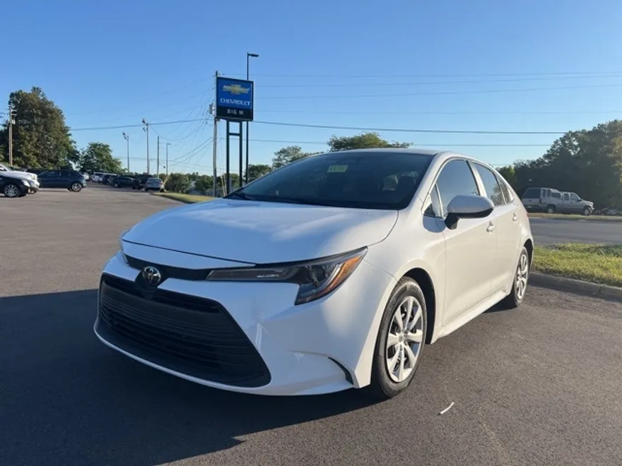 2023 Toyota Corolla LE photo 1