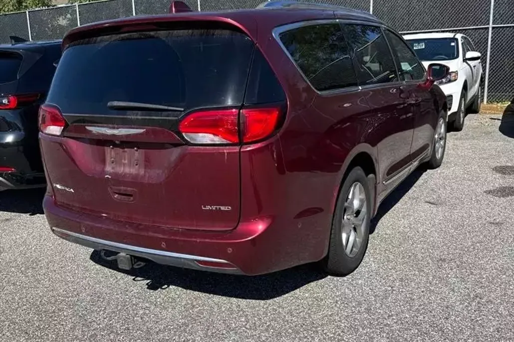 2017 Chrysler Pacifica Limited photo 1