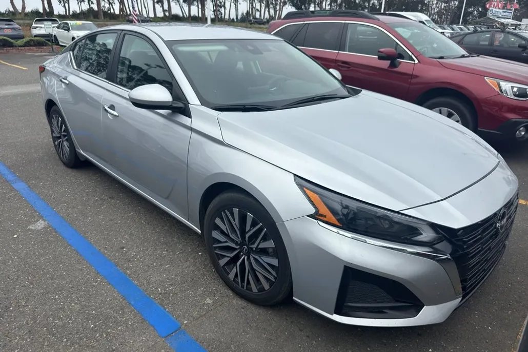 2023 Nissan Altima 2.5 SV photo 1