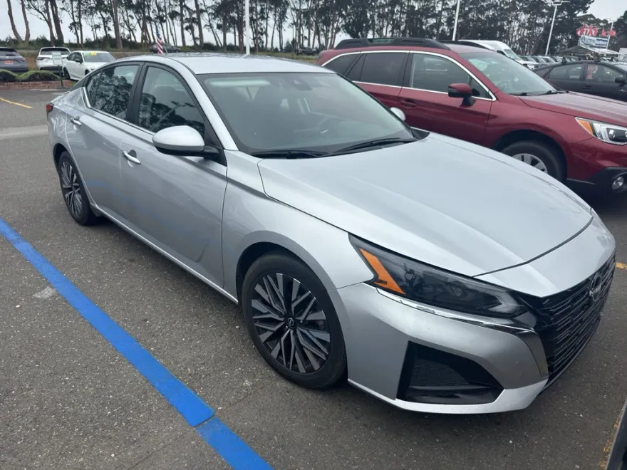 2023 Nissan Altima 2.5 SV photo 1
