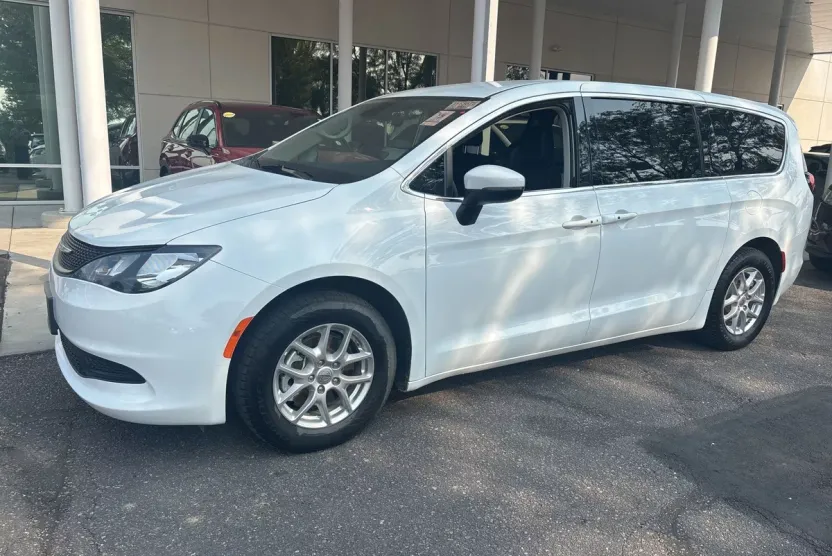 2023 Chrysler Voyager LX photo 1