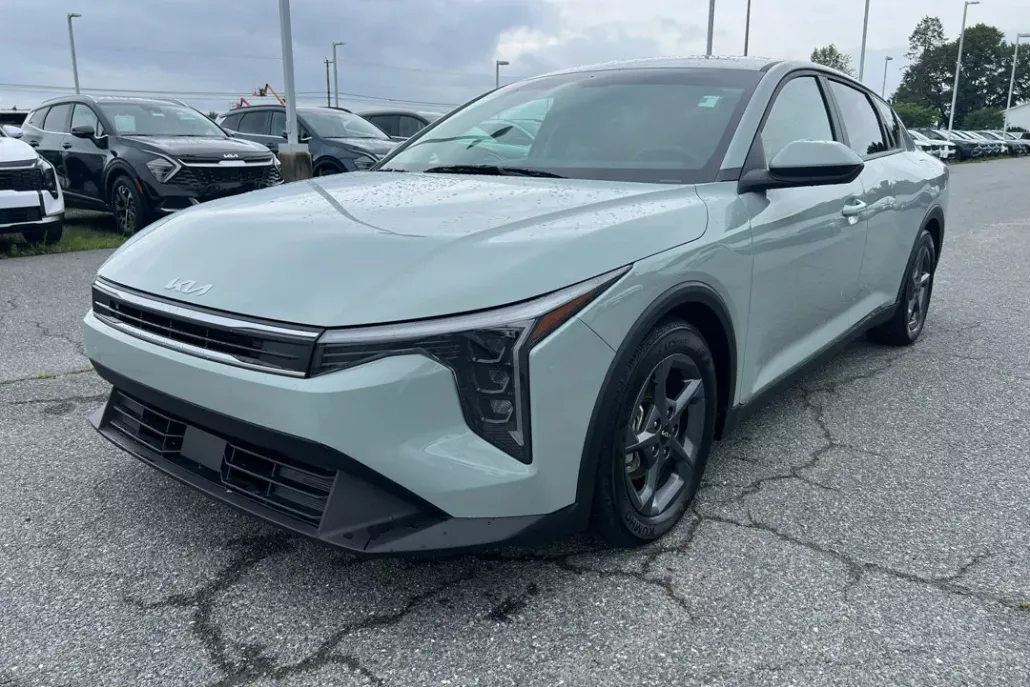 2025 Kia K4 LXS photo 1