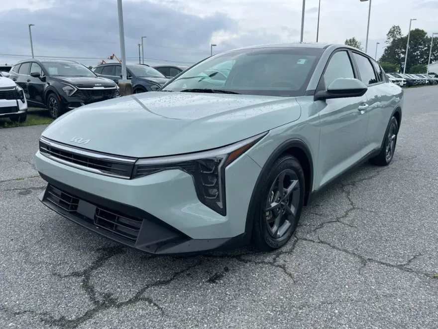 2025 Kia K4 LXS photo 1