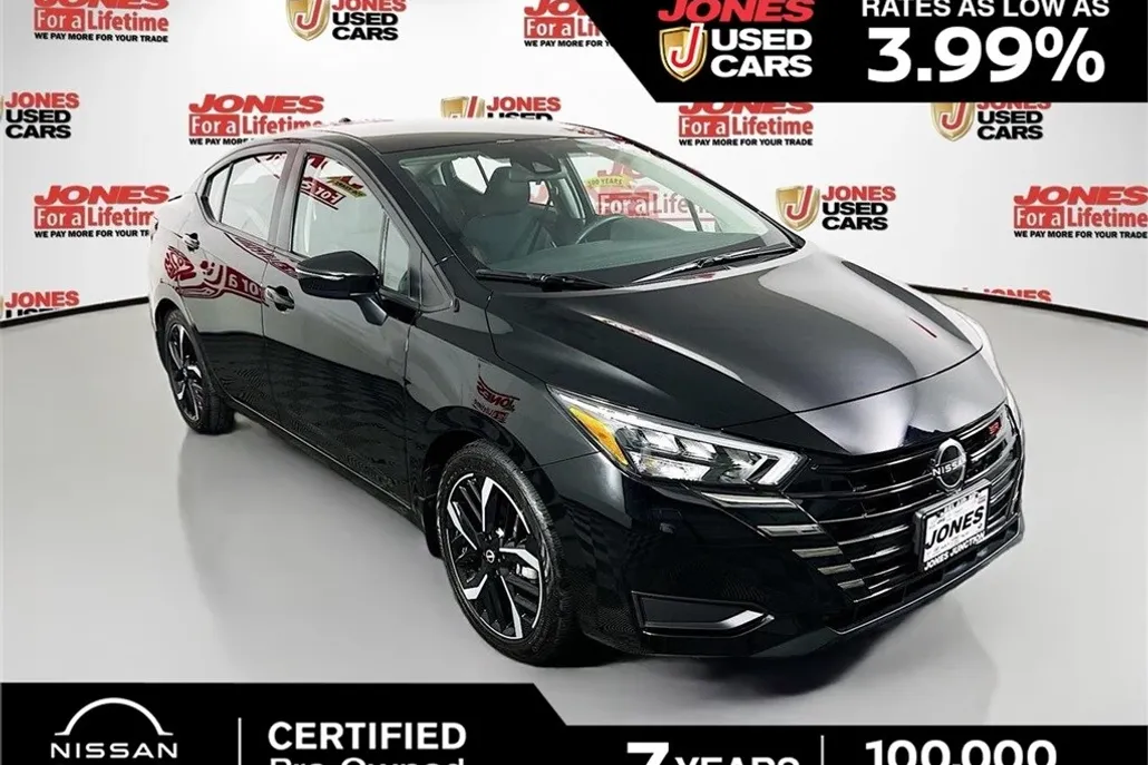 2023 Nissan Versa SR photo 1