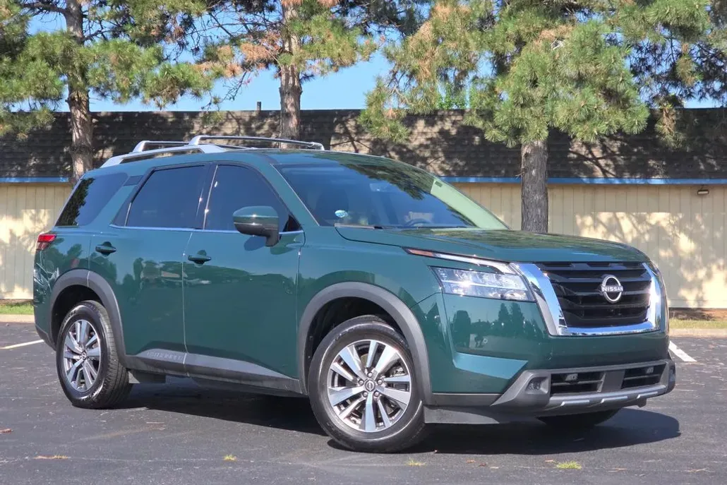 2023 Nissan Pathfinder SL photo 1