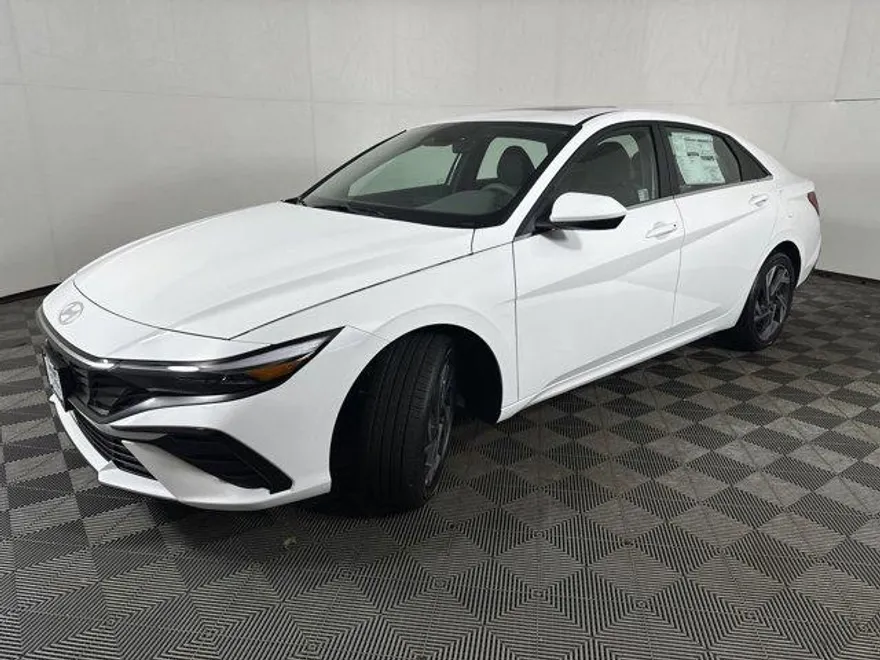 2025 Hyundai Elantra SEL Convenience photo 3