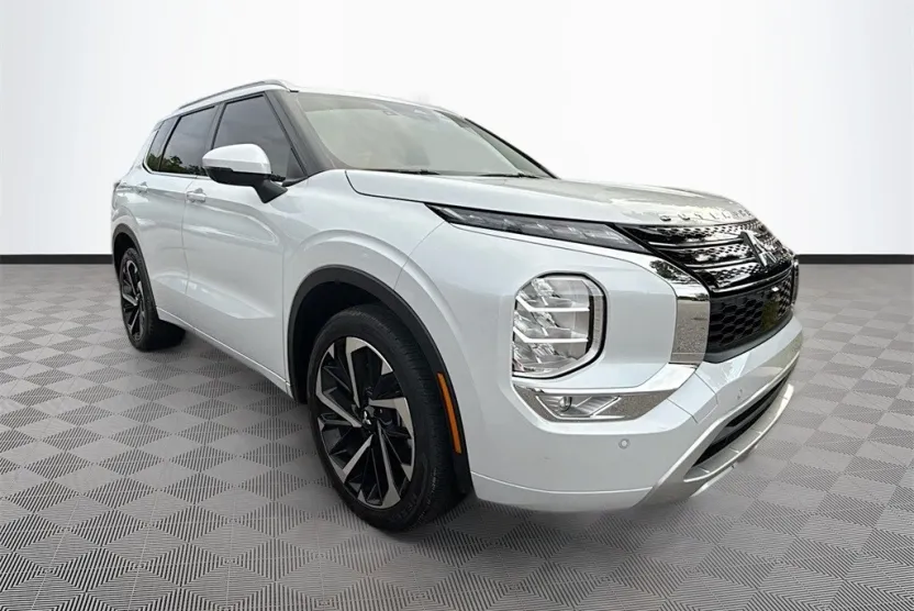 2024 Mitsubishi Outlander SEL photo 1