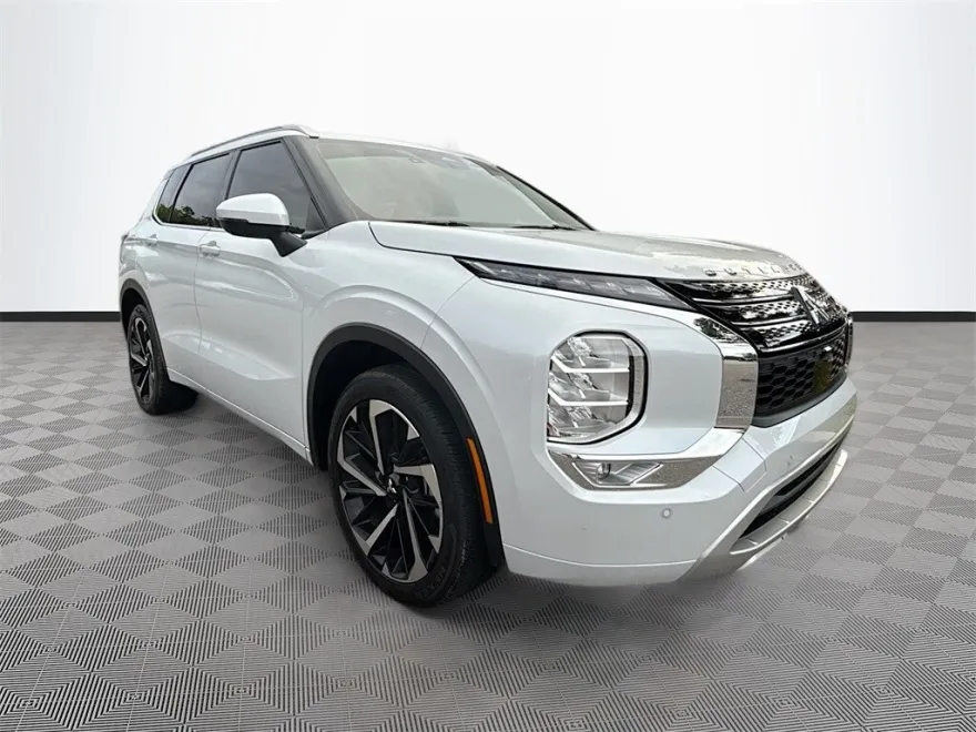 2024 Mitsubishi Outlander SEL photo 1