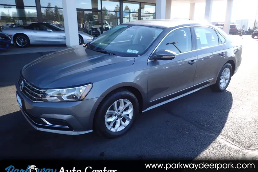 2017 Volkswagen Passat S photo 1