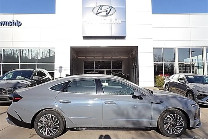 2025 Hyundai Sonata Hybrid SEL photo 1