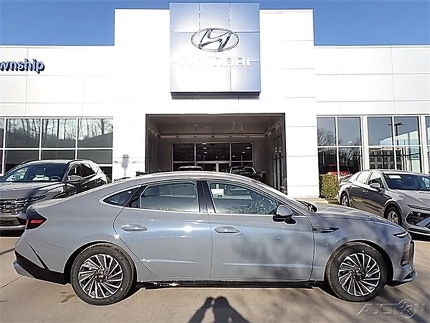 2025 Hyundai Sonata Hybrid SEL photo 1