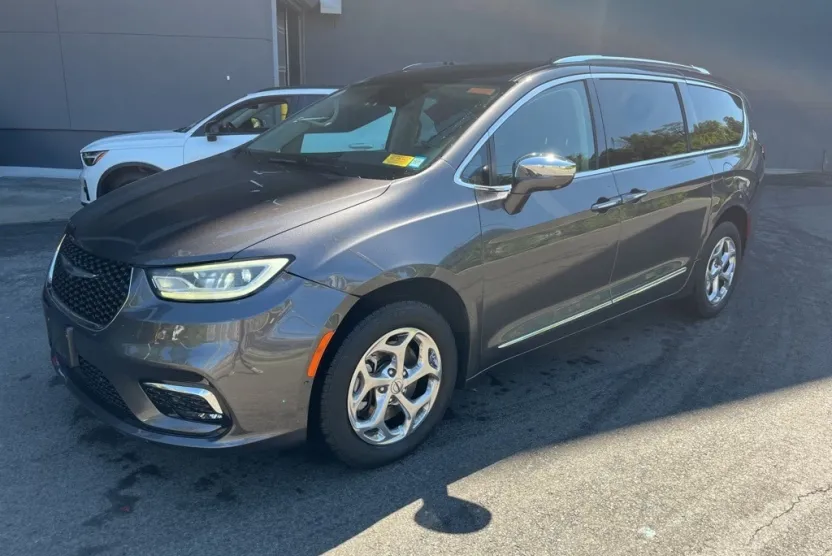2021 Chrysler Pacifica Limited photo 1