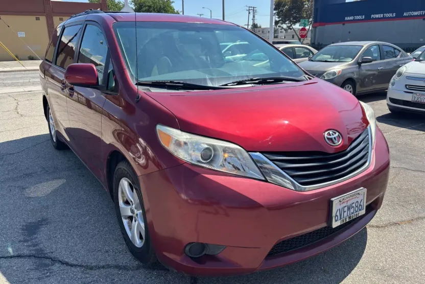 2012 Toyota Sienna LE photo 1