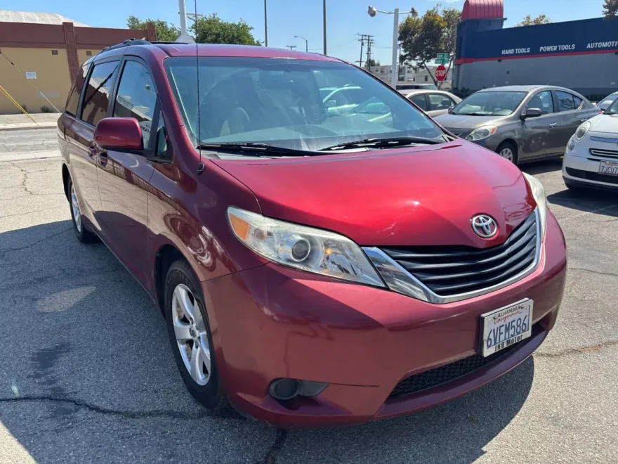 2012 Toyota Sienna LE photo 1