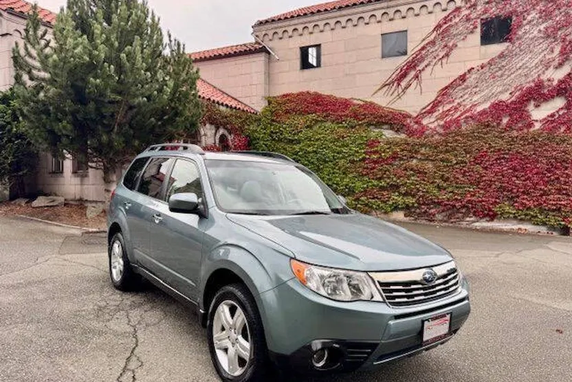 2010 Subaru Forester 2.5X Limited photo 1