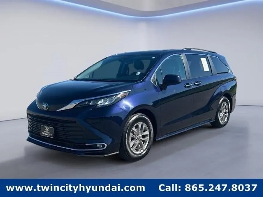 2023 Toyota Sienna XLE photo 1