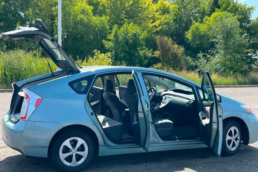 2013 Toyota Prius Three photo 1