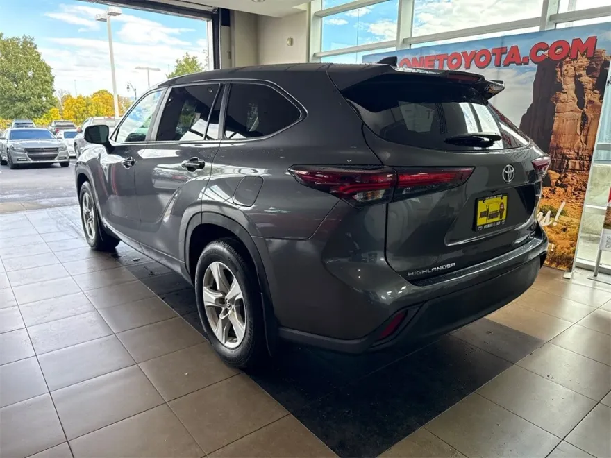2024 Toyota Highlander Base photo 1