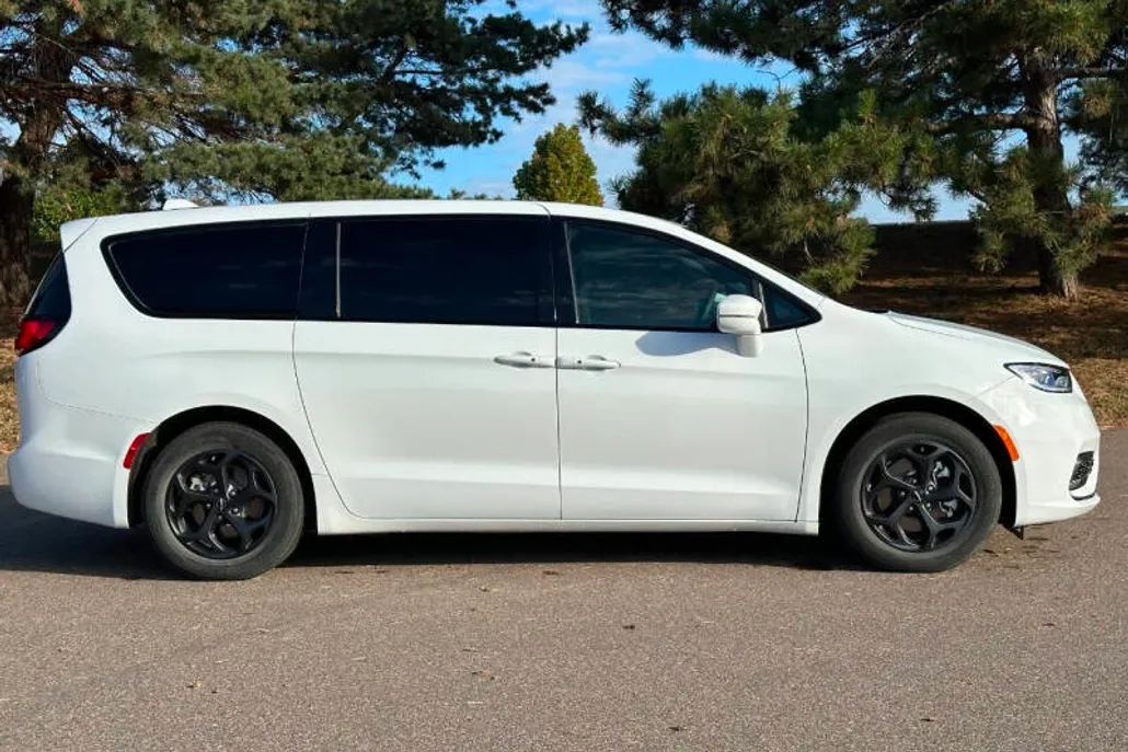 2022 Chrysler Pacifica Hybrid Touring L photo 1
