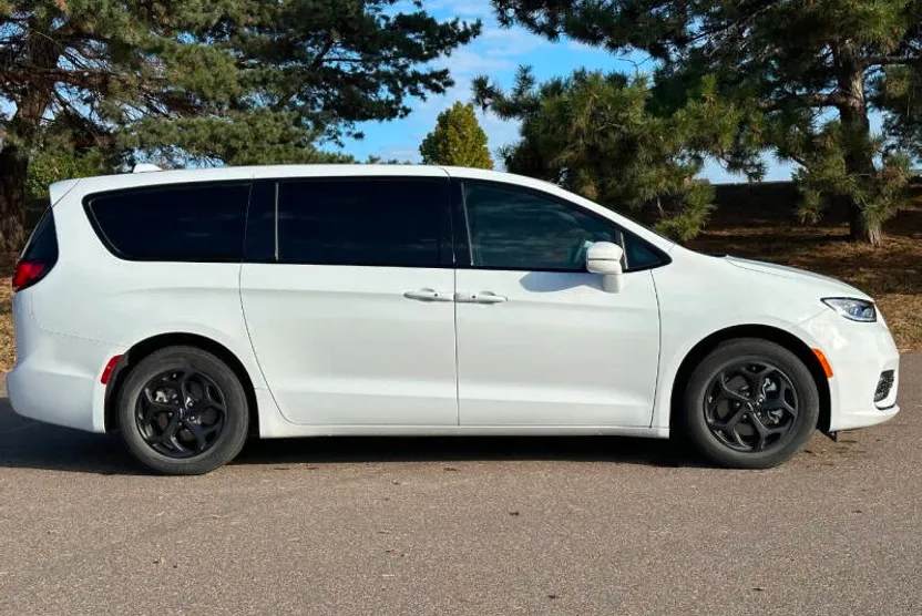2022 Chrysler Pacifica Hybrid Touring L photo 1
