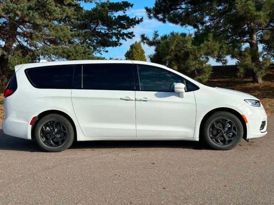 2022 Chrysler Pacifica Hybrid Touring L photo 1