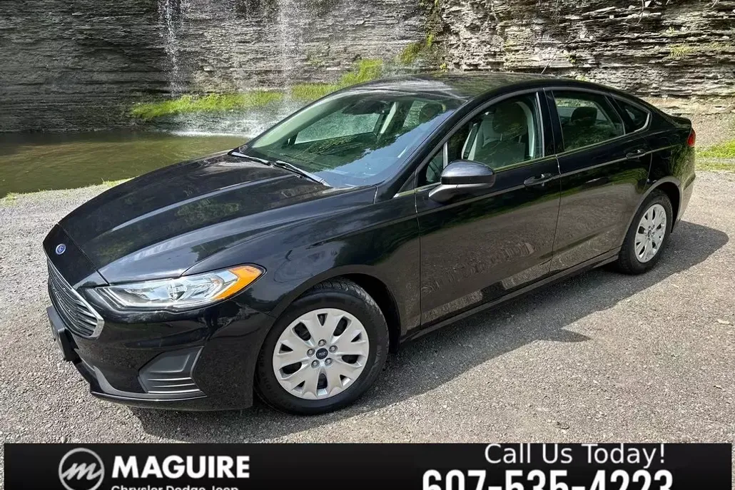 2019 Ford Fusion S photo 1
