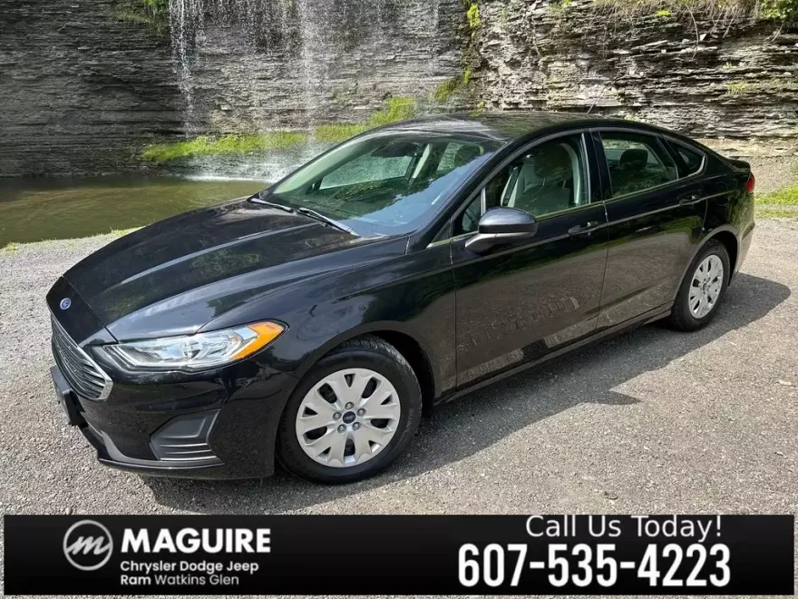 2019 Ford Fusion S photo 1