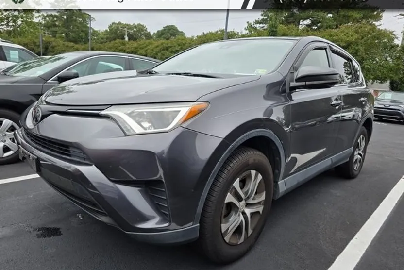 2018 Toyota RAV4 LE photo 1
