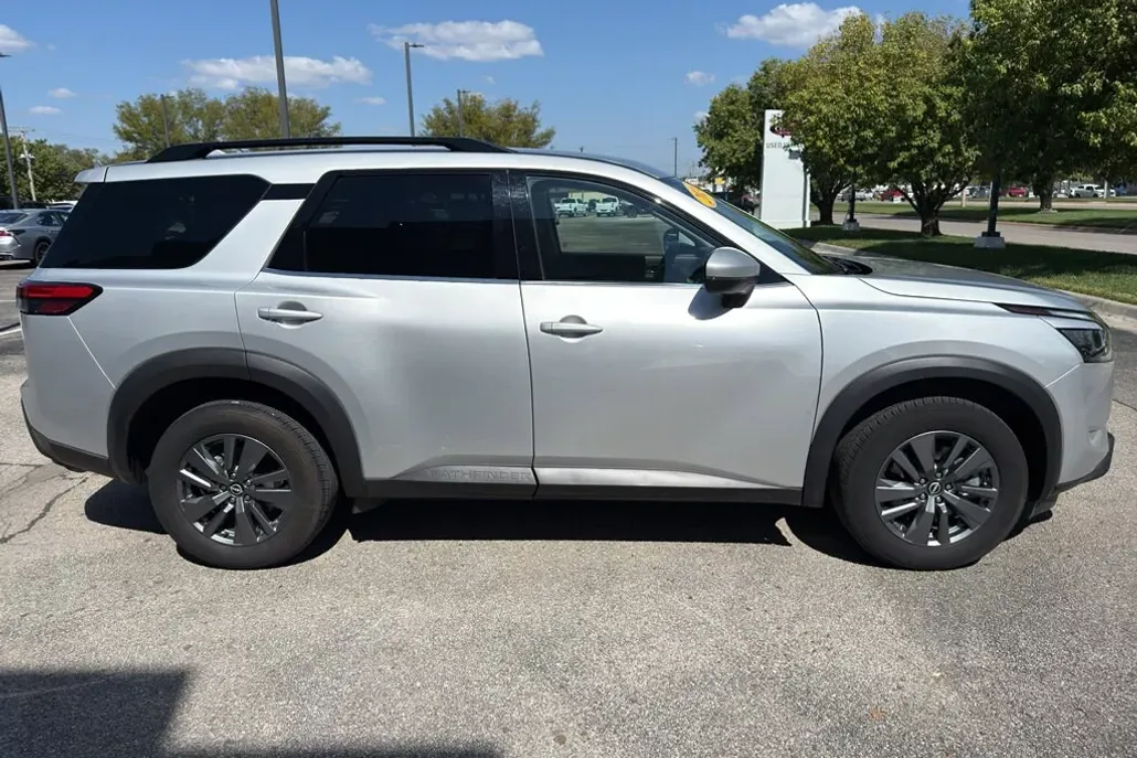 2024 Nissan Pathfinder SV photo 1