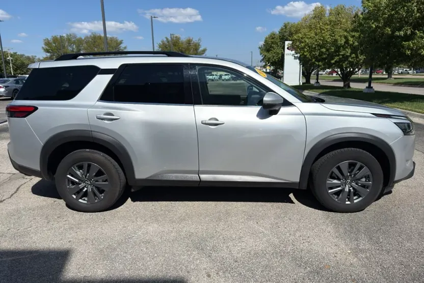 2024 Nissan Pathfinder SV photo 1