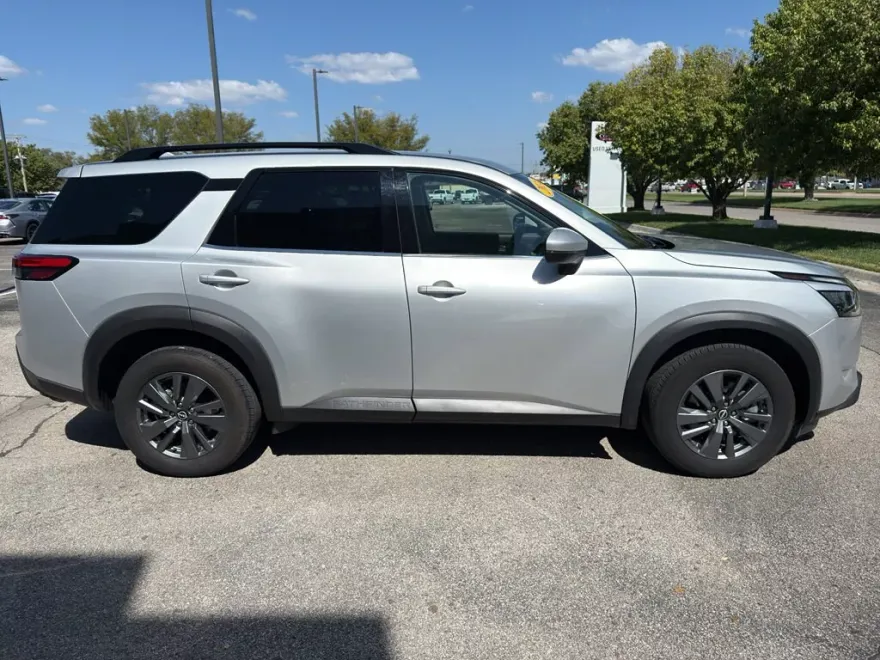 2024 Nissan Pathfinder SV photo 1