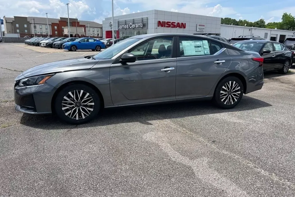 2025 Nissan Altima 2.5 SV photo 1