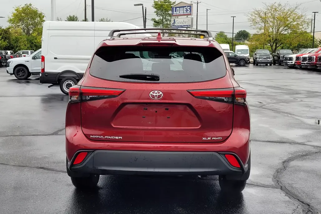 2021 Toyota Highlander XLE photo 1