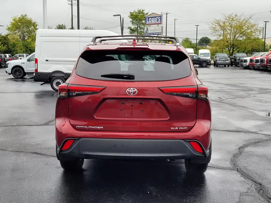 2021 Toyota Highlander XLE photo 1