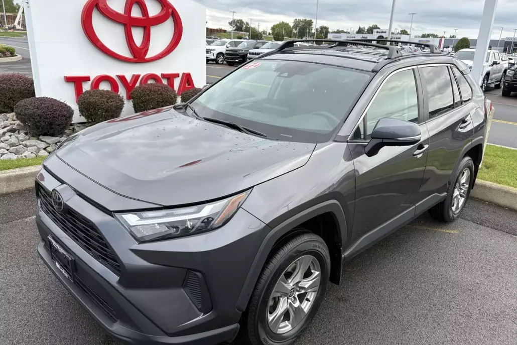 2022 Toyota RAV4 XLE photo 1
