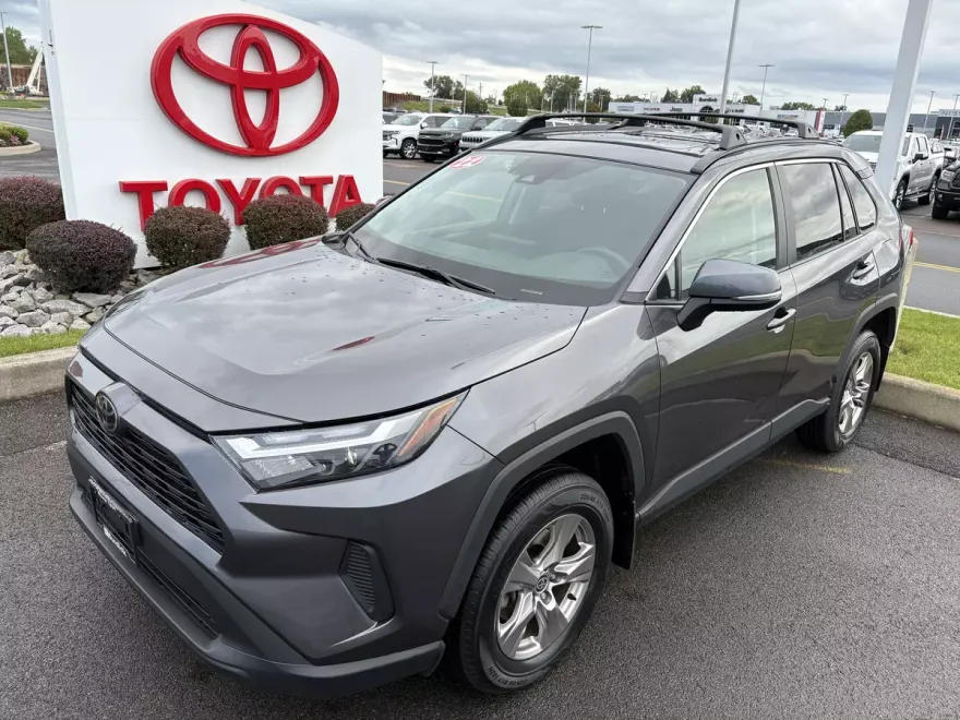 2022 Toyota RAV4 XLE photo 1