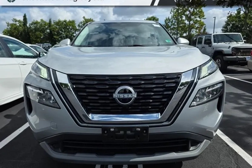 2022 Nissan Rogue SV photo 1