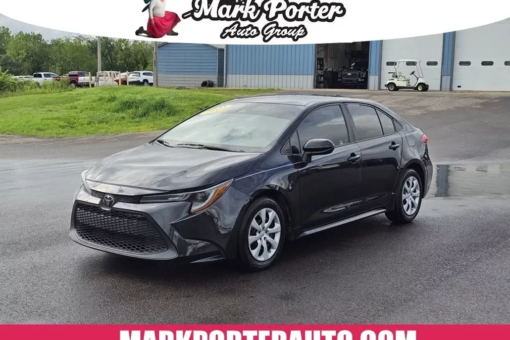 2021 Toyota Corolla LE photo 1