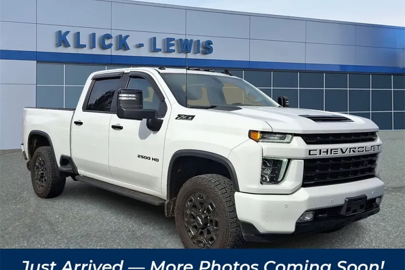 2022 Chevrolet Silverado LT photo 1