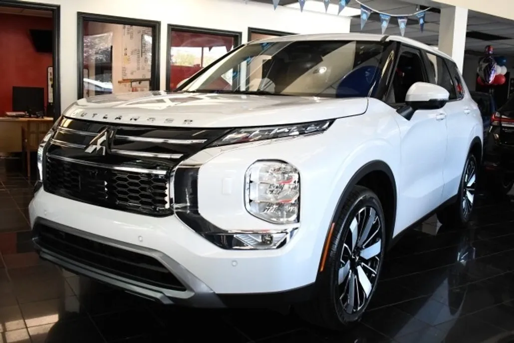 2025 Mitsubishi Outlander SE photo 1