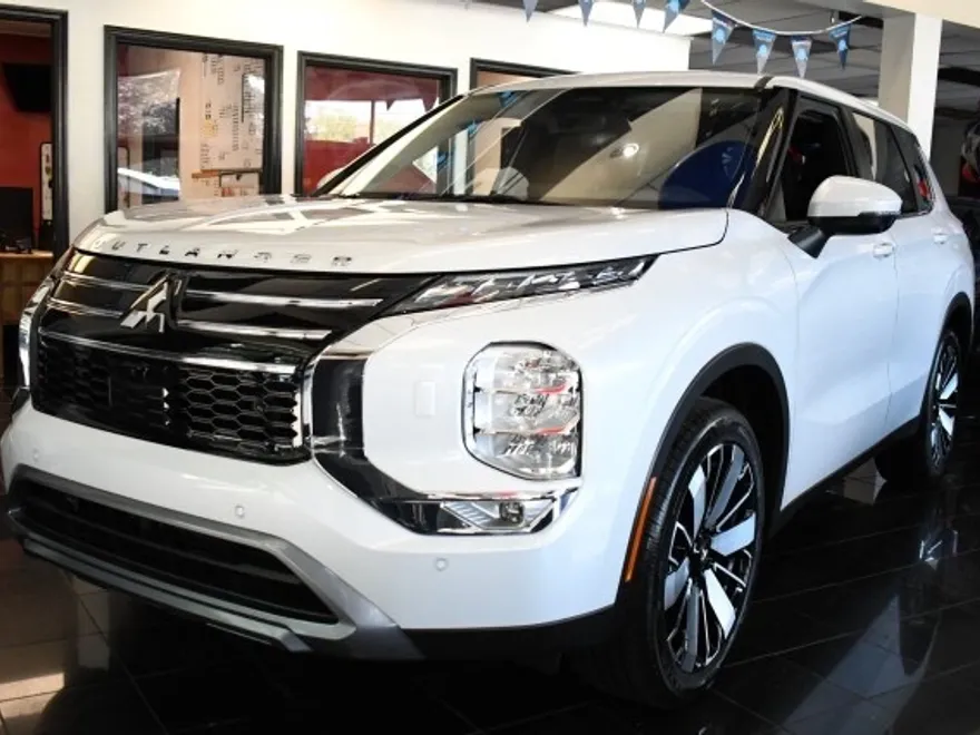 2025 Mitsubishi Outlander SE photo 1